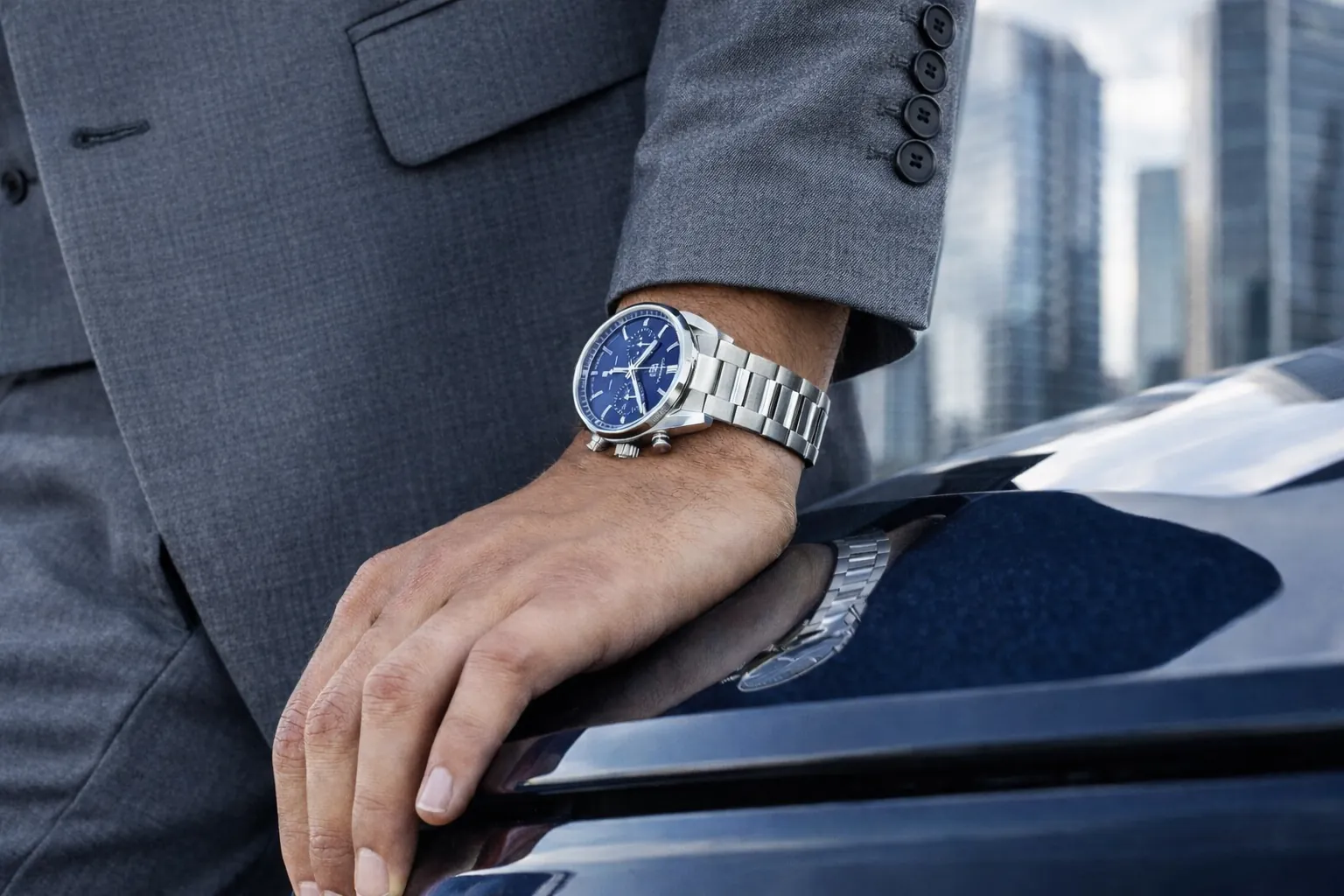 Man som bär ett blått ur med stålarmband