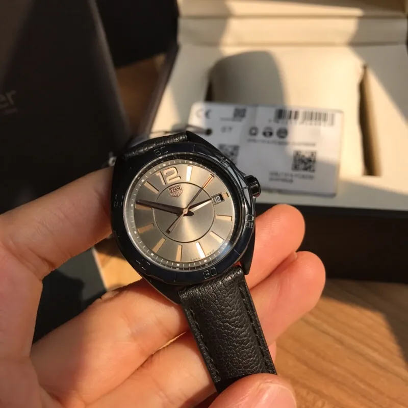 Moottoriurheilusta inspiroitunut kronografikellotaulu, jossa on korkean kontrastin merkit ja väriakcentit, jotka on suunniteltu nopeaa luettavuutta varten