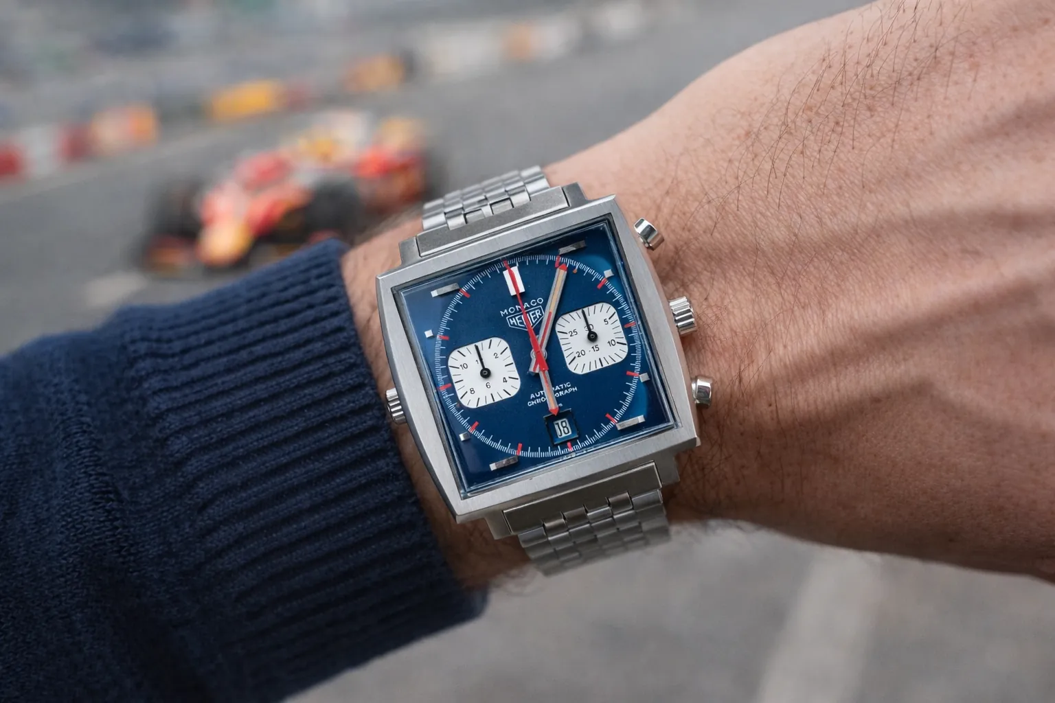 TAG Heuer Monaco replikklocka på handleden som betonar boettens tjocklek och lugintegration