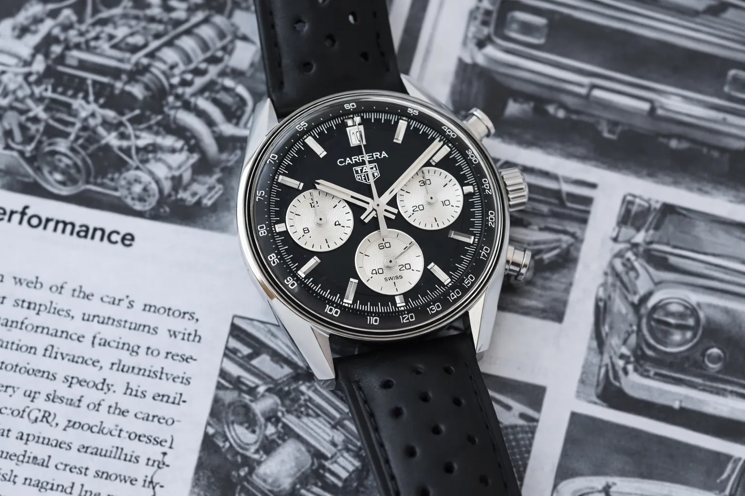 TAG Heuer Carrera replikkronograf med svart urtavla och detaljerad perforerad läderrem