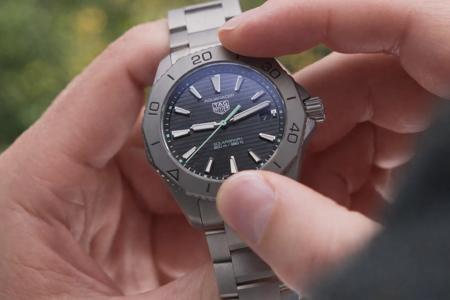 Tag Heuer Aquaracer replika bezel och urtavledetalj som visar designen av den roterande dykbezel