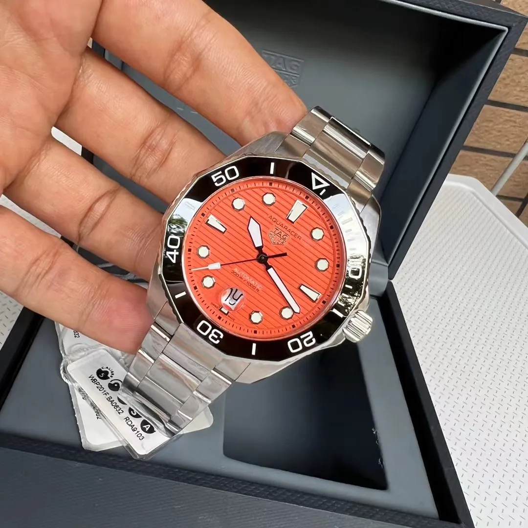 TAG Heuer Aquaracer Professional 300 Orange Diver hand