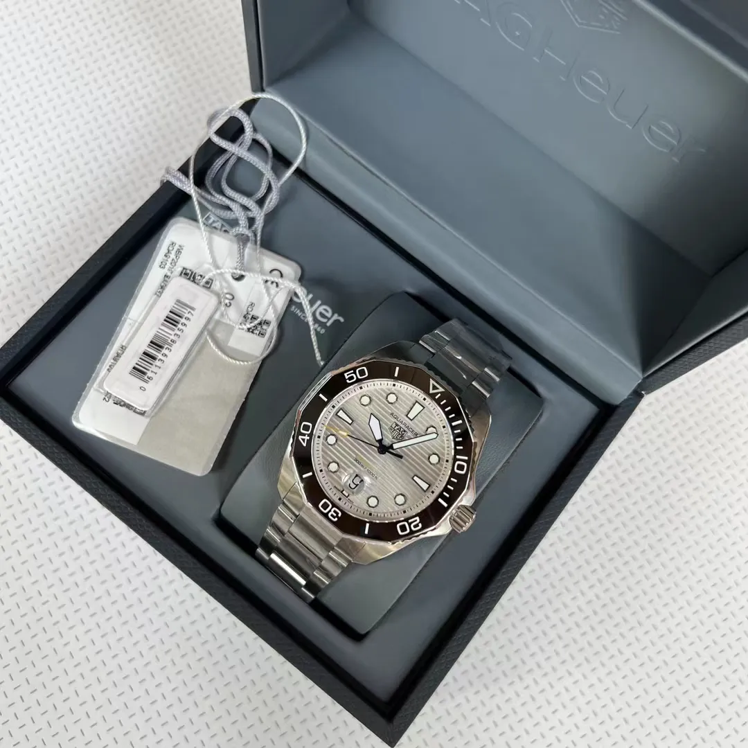 TAG Heuer AQUARACER Professional 300 Calibre 5 Automatic Watch detail