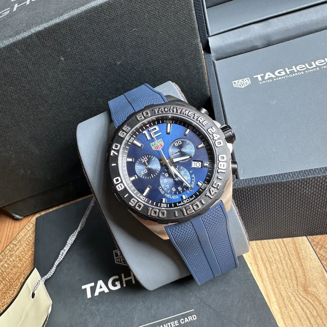 TAG Heuer FORMULA 1 Chronograph Quartz Blue Dial Rubber Band detail
