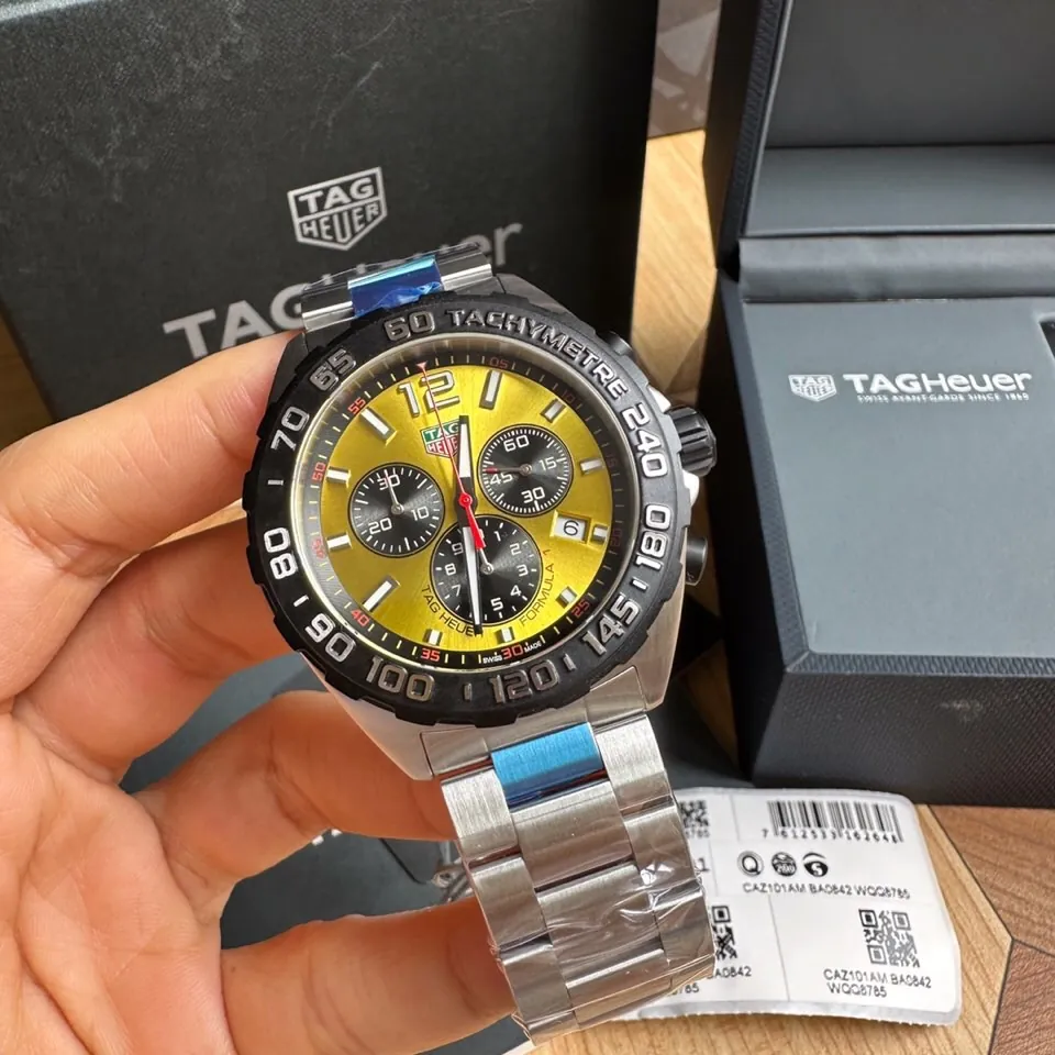TAG Heuer Formula 1 Chronograph Quartz 43 mm in hand