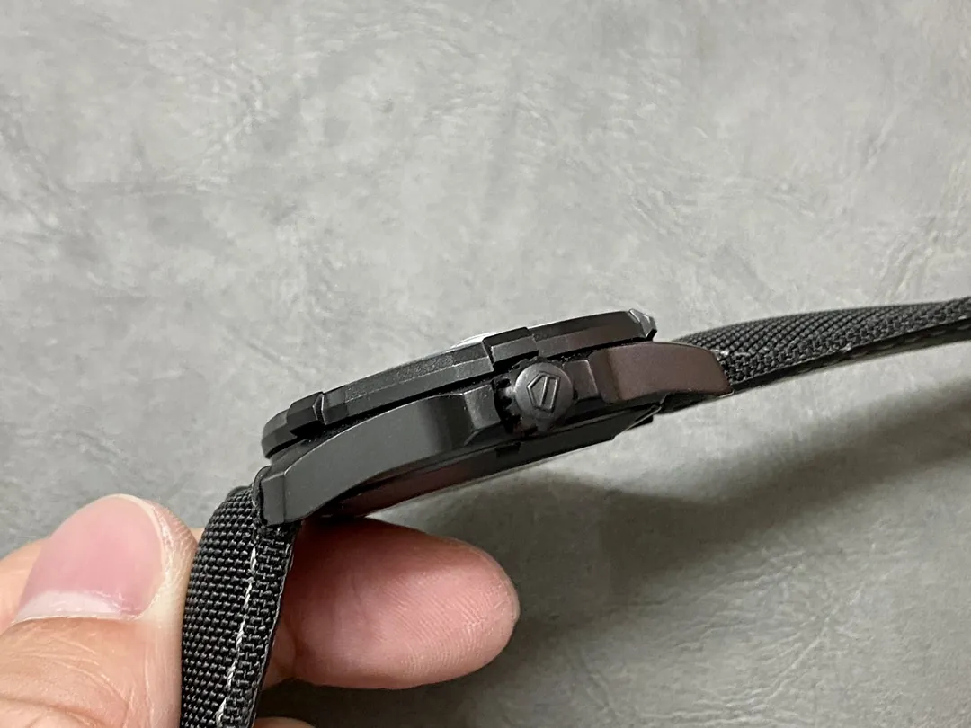 TAG Heuer Aquaracer Special Edition 41 mm Watch crown