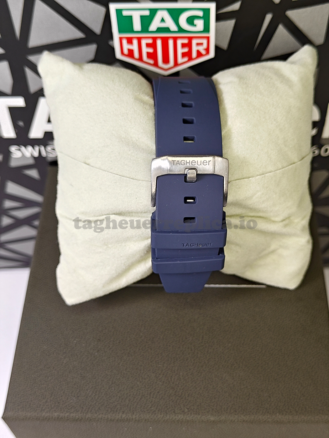 Replica TAG Heuer Formula 1 CBZ2080.FT8091 Oracle Red Bull Racing 20th Anniversary 44mm Calibre 16 Sport Watch - Clasp & Bracelet Shot

