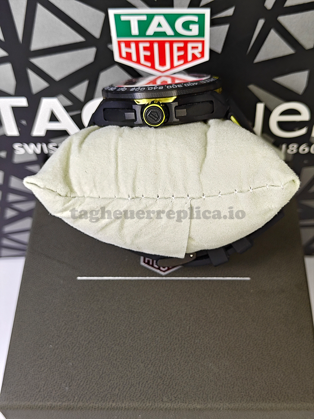 Replica TAG Heuer Formula 1 CBZ2086.FT8098 44mm Black Opal Lime Green Dial - Crown
